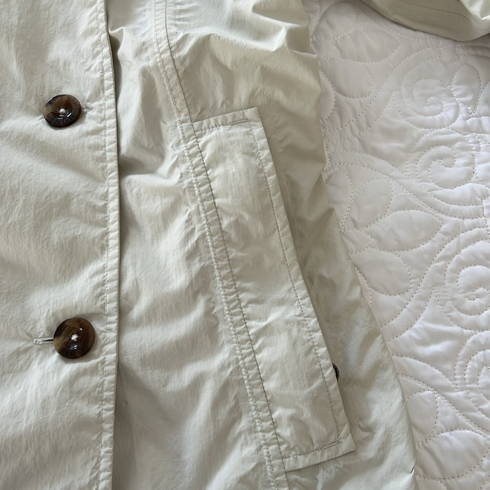 North Face lightweight nylon off white jacket - Picture 7 of 15
